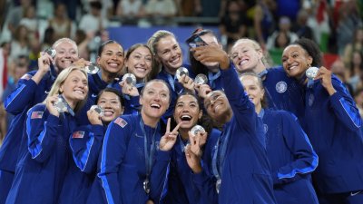 DESTACADO: El equipo de voleibol femenino de EEUU finaliza su carrera olímpica con una medalla de plata