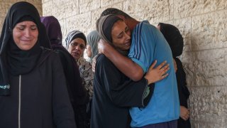 Palestinos lloran durante un funeral por más de 15 personas, entre las que había varias mujeres y niños, muertos en un ataque aéreo israelí, en el hospital Mártires de Al-Aqsa, en Deir al-Balah, Gaza, el 17 de agosto de 2024.