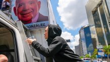 La líder opositora María Corina Machado se sube a un camión durante una manifestación para protestar contra los resultados oficiales que declararon al presidente Nicolás Maduro como ganador de las elecciones presidenciales de julio, en Caracas, Venezuela, el sábado 17 de agosto de 2024. (Foto AP/Ariana Cubillos)