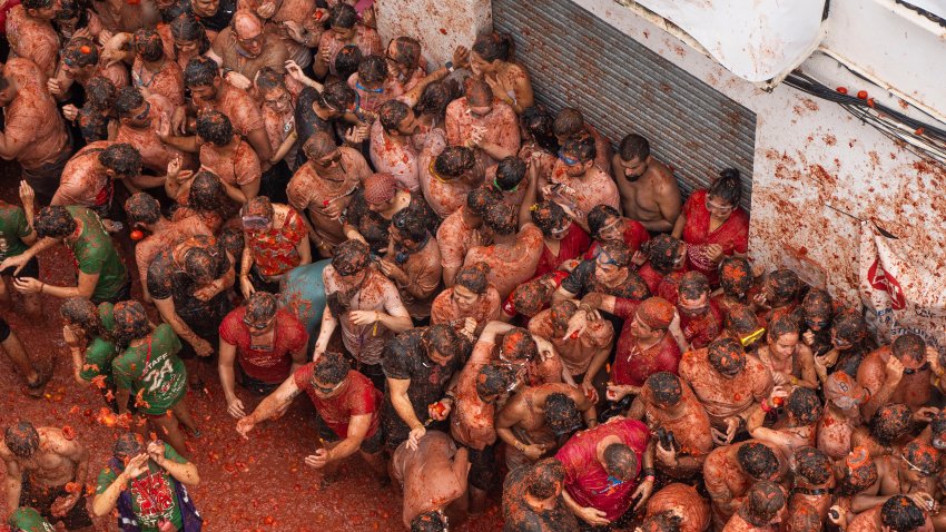 BU√ëOL, VALENCIA COMUNIDAD VALEN, SPAIN – AUGUST 28: Dozens of people during the Tomatina de Bu√±ol 2024, on 28 August, 2024 on August 28, on 28 August, 2024 2024, on 28 August, 2024 in Bu√±ol, on 28 August, 2024 Valencia, on 28 August, 2024 Valencian Community, Spain. Some 150,000 kilos of tomatoes prepared by the company Frutas y Verduras Massanassa arrived in six trucks yesterday, August 27, to Bu√±ol for the celebration of the Tomatina, in which 22,000 participants are expected. The tomatoes have been produced exclusively for the festival, which has been held annually on the last Wednesday of August since 1945, and since 2002 has been considered a Festival of International Tourist Interest. (Photo By Jorge Gil/Europa Press via Getty Images)