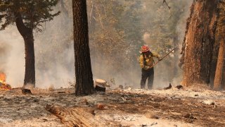 Un bombero lucha contra el incendio forestal, denominado Bridge Fire, en el Bosque Nacional Ángeles, cerca de la frontera entre los condados de Los Ángeles y San Bernardino, en California, Estados Unidos, el 13 de septiembre de 2024. El incendio Bridge, que se desató en el Bosque Nacional Ángeles en el condado de Los Ángeles, se ha extendido al condado de San Bernardino en California. (Foto de Qiu Chen/Xinhua vía Getty Images)