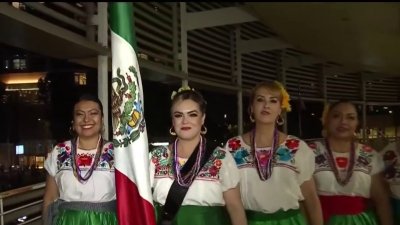 Cientos de personas se reúnen para celebrar El Grito de Independencia