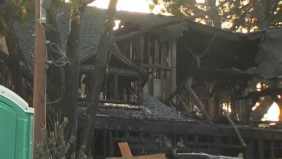 Tres familias desplazadas tras voraz incendio en Redwood City