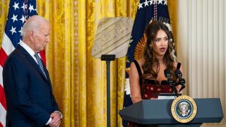 El presidente de Estados Unidos, Joe Biden (izq.), observa a la actriz y empresaria estadounidense Jessica Alba.