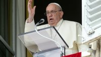 El Papa Francisco imparte su bendición dominical del Ángelus a la multitud congregada en la Plaza de San Pedro el 22 de septiembre de 2024 en Ciudad del Vaticano, Vaticano. Hablando después de la oración del Ángelus del domingo, el Pontífice expresó su dolor por el asesinato de Juan Antonio López, un “miembro fundador de la pastoral ecológica integral en Honduras”, y dijo que está cerca de los que responden al clamor de los pobres y de la tierra. (Foto de Vatican Media via Vatican Pool/Getty Images)