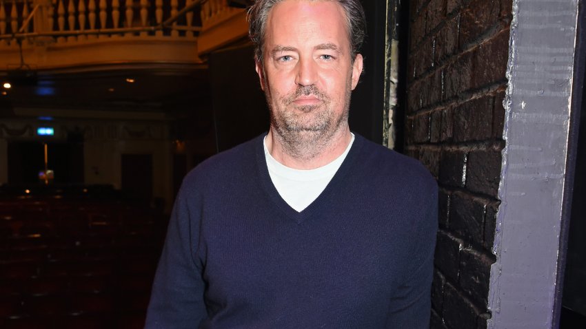 LONDRES, INGLATERRA – 08 DE FEBRERO: Matthew Perry posa en un photocall para “The End Of Longing”, una nueva obra que escribió y protagoniza en The Playhouse Theatre, el 8 de febrero de 2016 en Londres, Inglaterra. (Foto de David M. Benett/Dave Benett/Getty Images)