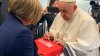 El papa firma camiseta de fútbol enviada por familia de niño asesinado en España