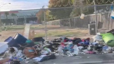 Niños caminan entre indigentes y basura para llegar a la escuela en Oakland