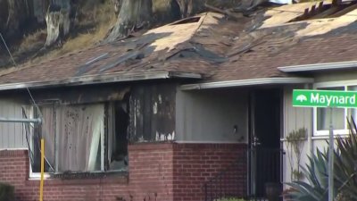 Voraz incendio provoca evacuaciones y daña 2 viviendas  en Oakland