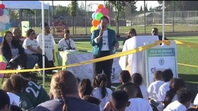 Escuela  escuela primaria Brookfield estrena campo de fútbol en Oakland