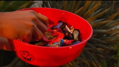 Cómo saber si los dulces que recibes en Halloween son seguros para tus hijos