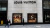 Ladrones estrellan auto contra tienda Louis Vuitton en San Francisco