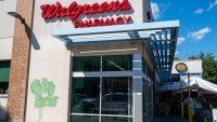 NUEVA YORK, NUEVA YORK – 27 DE JUNIO: Una tienda Walgreens en pie el 27 de junio de 2024 en el barrio de Brooklyn de la ciudad de Nueva York. Walgreens ha anunciado que cerrará un número “significativo” de tiendas de bajo rendimiento en Estados Unidos. (Fotografía de Spencer Platt/Getty Images)