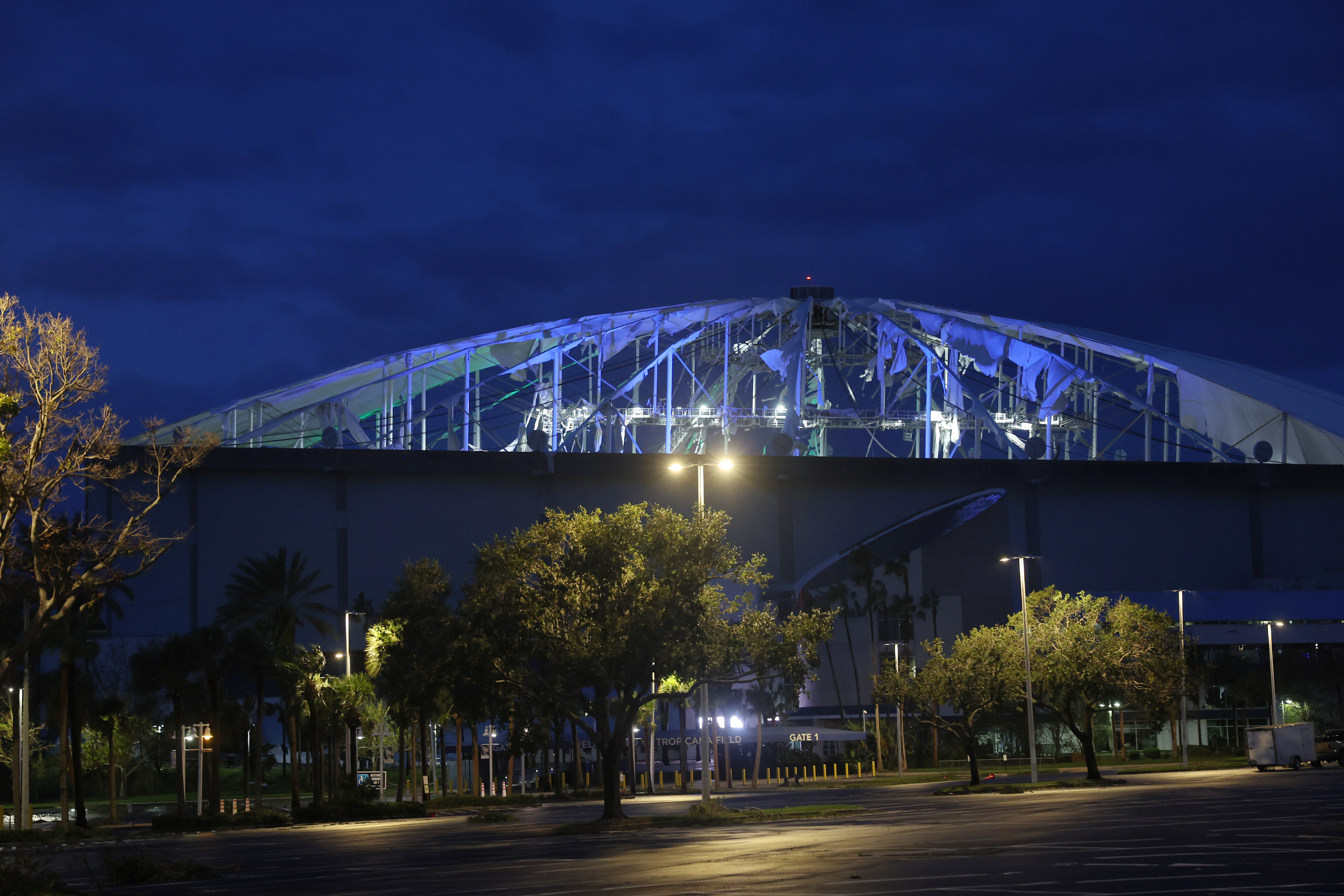 El techo del Tropicana Field, sede de los Tampa Bay Rays, sufrió daños importantes debido a los fuertes vientos asociados con el huracán Milton el 10 de octubre de 2024 en San Petersburgo, Florida.