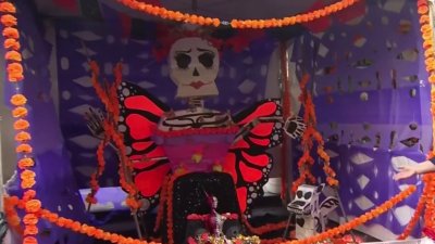 Residentes del Área de la Bahía se reúnen para un evento del Día de los Muertos en Oakland