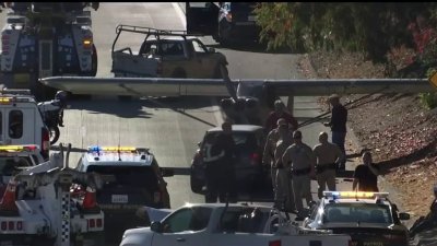 Avioneta aterriza en la autopista 85 cerca de Cupertino