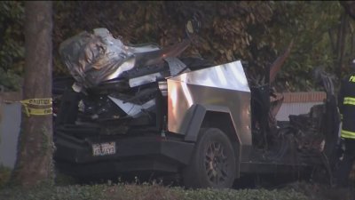 Auto se prende en llamas tras accidente que dejó 3 muertos y un herido en Piedmont