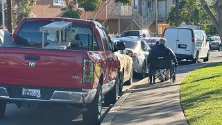 La ley prohíbe que tanto los vehículos personales como los comerciales se estacionen o se detengan a menos de 20 pies de cualquier cruce peatonal marcado o no en todo el estado.