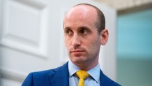 Stephen Miller, exasesor principal de política de la Casa Blanca, escucha durante una reunión en el Despacho Oval de la Casa Blanca en Washington, D.C., Estados Unidos, el miércoles 15 de julio de 2020. (Foto de Anna Moneymaker/The New York Times/Bloomberg via Getty Images)