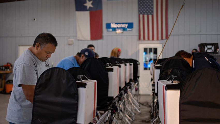 HOUSTON, TEXAS - 5 DE NOVIEMBRE: La gente vota en la estación 2 del Departamento de Bomberos Voluntarios de Westfield Road de la comunidad East Aldine el 5 de noviembre de 2024 en Houston, Texas. Los estadounidenses votan hoy en la carrera presidencial entre el candidato republicano, el expresidente Donald Trump, y la candidata demócrata, la vicepresidenta Kamala Harris, así como en múltiples elecciones estatales que determinarán el equilibrio de poder en el Congreso. (Foto de Danielle Villasana/Getty Images)