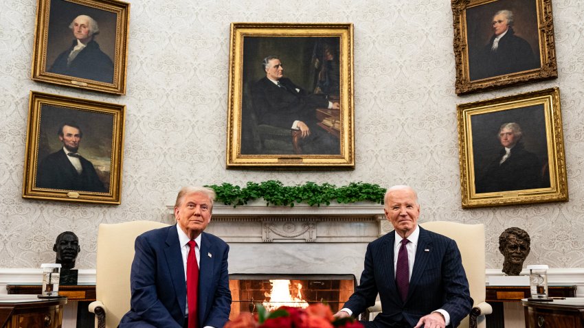 El presidente estadounidense Joe Biden, a la derecha, y el presidente electo Donald Trump durante una reunión en el Despacho Oval de la Casa Blanca en Washington, DC, EEUU, el miércoles 13 de noviembre de 2024. Biden defenderá la continuidad de la ayuda estadounidense a Ucrania durante la transición a la administración del presidente electo Donald Trump, según el asesor de seguridad nacional Jake Sullivan. Fotógrafo: Al Drago/Bloomberg vía Getty Images