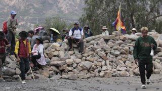 Seguidores de Evo Morales bloquean una ruta en Parotani, Bolivia, el 31 de octubre.