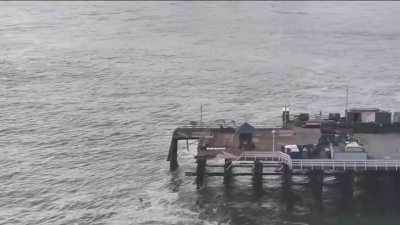 Parte del muelle de Santa Cruz colapsa; dos personas fueron rescatadas