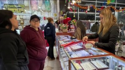 Residentes hacen compras de último minuto en San José