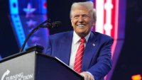 El presidente electo Donald sonríe al hablar en el evento AmericaFest, el domingo 22 de diciembre de 2024, en Phoenix. (AP Foto/Rick Scuteri)