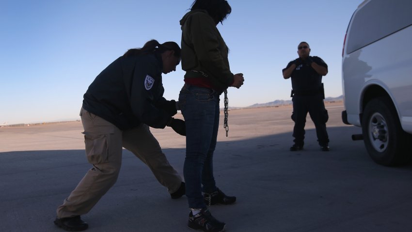 Un contratista de seguridad cachea a una detenida de inmigración de Honduras antes de un vuelo de deportación a San Pedro Sula, Honduras, el 28 de febrero de 2013 en Mesa, Arizona.