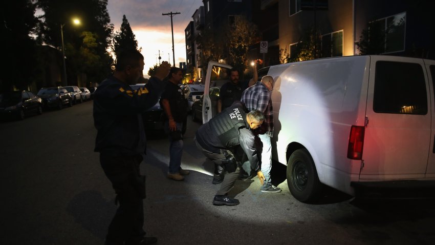 Un hombre es detenido por agentes del Servicio de Inmigración y Control de Aduanas (ICE), en Los Ángeles, el 14 de octubre de 2015. (Archivo John Moore / Getty Images)