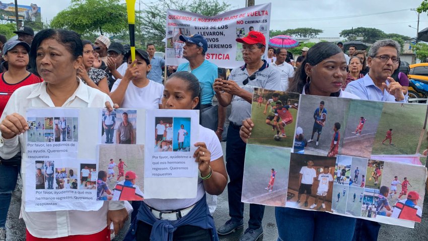 Familiares de los cuatro menores ecuatorianos desaparecidos sostienen carteles durante un plantÛn en los exteriores de la FiscalÌa de Guayaquil este martes, en Guayaquil (Ecuador). EFE/ Cristina Baz·n