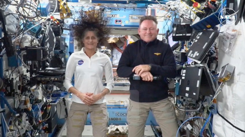 ARCHIVO – Esta imagen tomada de una transmisión por video muestra a los astronautas de la NASA Suni Williams y Butch Wilmore durante una conferencia de prensa desde la Estación Espacial Internacional el viernes 13 de septiembre de 2024. (NASA vía AP, Archivo)