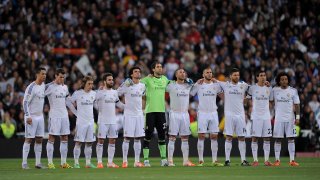 Los jugadores del Real Madrid CF guardan un minuto de silencio mientras recuerdan al ex primer ministro español Adolfo Suárez durante el partido de La Liga entre el Real Madrid CF y el FC Barcelona en el Bernabéu el 23 de marzo de 2014 en Madrid, España.