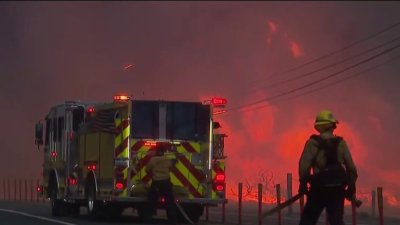 Bomberos de la Bahía combaten incendio Pacific Palisades al sur de California