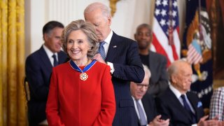 El presidente Joe Biden le pone la Medalla Presidencial de la Libertad a la exsecretaria de Estado Hillary Clinton en la Casa Blanca en Washington el 4 de enero del 2025.