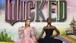 Ariana Grande y Cynthia Erivo atienden un estreno de la película "Wicked" en Australia.