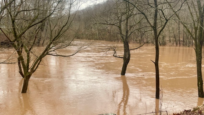Inundaciones alrededor del río Pocatalico el jueves 6 de febrero de 2025, en Poca, Virginia Occidental (AP Foto/John Raby)