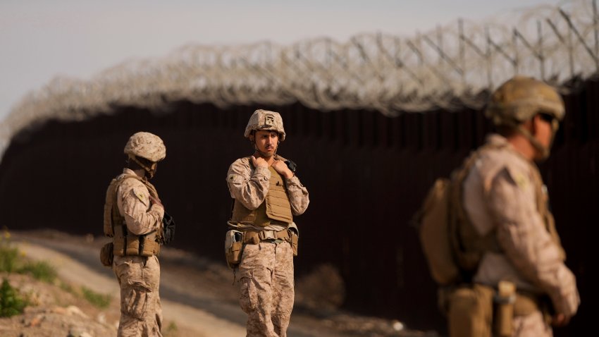 Marines estadounidenses instalan alambre de púas en la frontera entre Estados Unidos y México el 31 de enero del 2025 en San Diego. (Foto AP /Jae C. Hong)