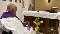 CIUDAD DEL VATICANO, 16/03/2025.- El Vaticano difundió este domingo la primera foto del papa desde su hospitalización el pasado 14 de febrero, de un momento en la mañana de hoy domingo celebrando la misa en la capilla de su apartamento privado en el décimo piso del hospital Gemelli de Roma. EFE/Oficina de prensa del Vaticano -SOLO USO EDITORIAL/SOLO DISPONIBLE PARA ILUSTRAR LA NOTICIA QUE ACOMPAÑA (CRÉDITO OBLIGATORIO)-