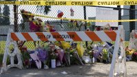 VANCOUVER, COLUMBIA BRITÁNICA - 27 DE ABRIL: Un monumento improvisado de flores se muestra cerca de la escena donde un coche se estrelló contra una multitud de personas durante el Festival de Lapu Lapu el 27 de abril de 2025 en Vancouver, Canadá. Según la policía, un hombre de 30 años arrolló con su coche a una multitud en un festival callejero filipino, matando al menos a once personas e hiriendo al menos a otras 20. (Foto de Andrew Chin/Getty Images)