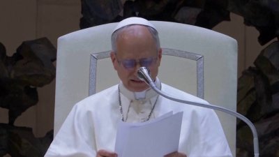El papa León XIV sostiene su primer encuentro con la prensa