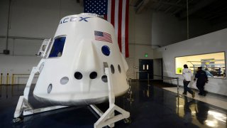 Una cápsula Dragon ya está rumbo a California con muestras científicas de la EEI