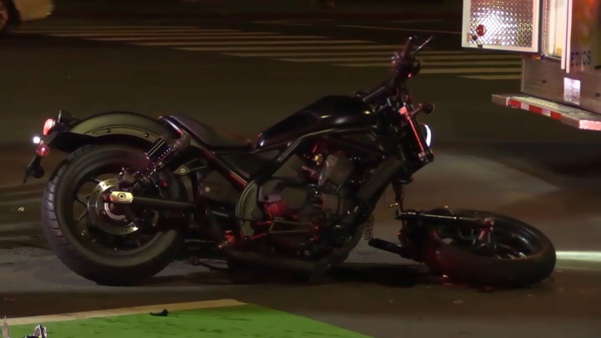Conductor arrolla a motociclista y se da a la fuga en San José ...