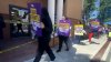 Decenas de trabajadores de la Clínica Tiburcio Vázquez protestas en Hayward