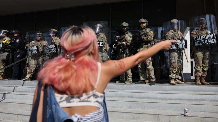 Un mujer fue capada este martes, 10 de junio, al increpar a miembros de la Guardia Nacional de California que custodian la entrada del edificio federal, durante las protestas contra su presencia y las redadas a migrantes presuntamente indocumentados, en Los Ángeles (CA, EE.UU.). EFE/Allison Dinner