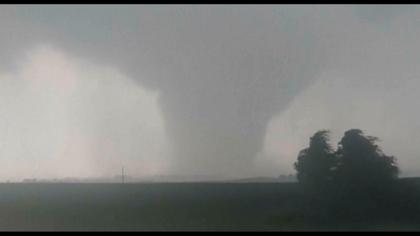 Dramático video: mira el impresionante tornado que arrasó un pueblo