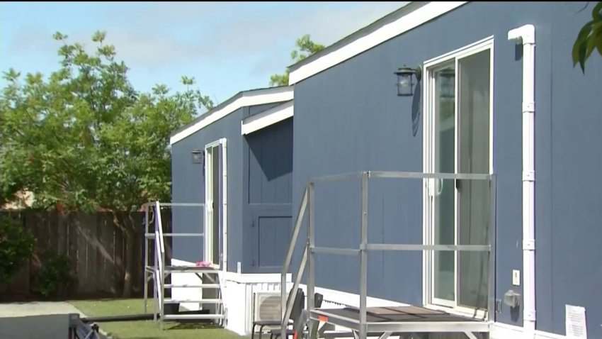 Inauguran tiny homes para sobrevivientes de violencia doméstica en Hayward – telemundoareadelabahia.com