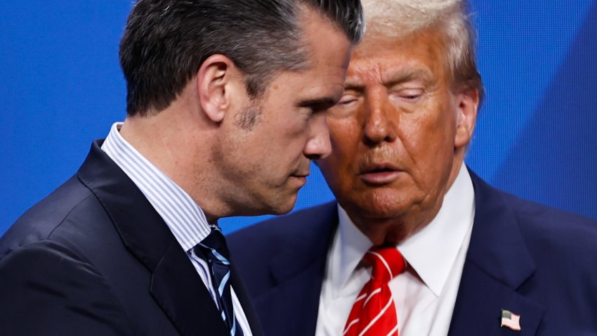Pete Hegseth, secretario de Defensa de EEUU, a la izquierda, durante una rueda de prensa con el presidente de EEUU, Donald Trump, a la derecha, en la cumbre de la Organización del Tratado del Atlántico Norte (OTAN) en La Haya, Países Bajos, el miércoles 25 de junio de 2025. Los líderes de la OTAN se reúnen con el telón de fondo del aumento de las tensiones en el Medio Oriente. Fotógrafo: Simon Wohlfahrt/Bloomberg vía Getty Images