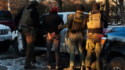 Informe: ICE ha detenido pequeño porcentaje de inmigrantes acusados de delitos violentos
